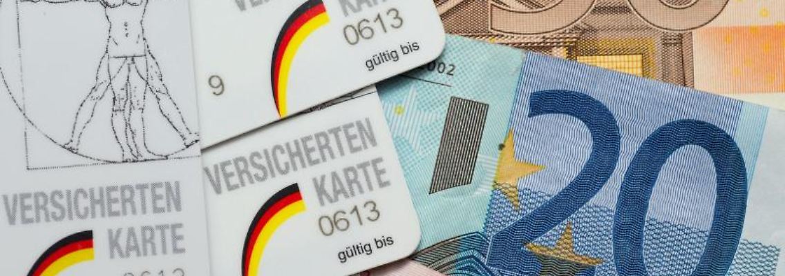 Viele gesetzliche Krankenkassen erhöhen ab Januar ihre Zusatzbeiträge. Mitglieder können dann aufgrund des Sonderkündigungsrechts die Kasse wechseln. Foto: Patrick Pleul