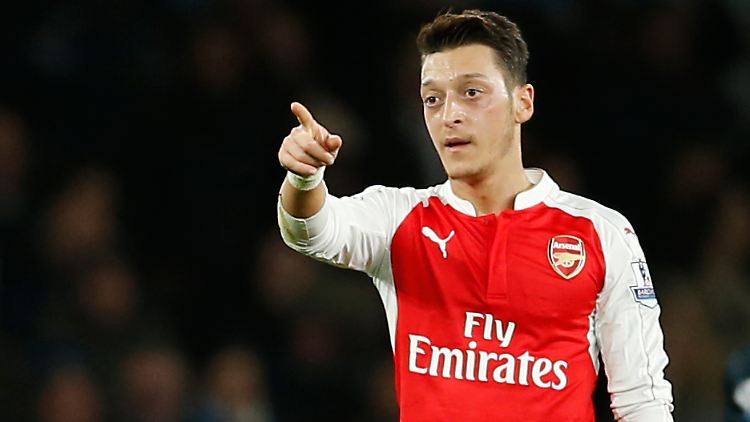 Da geht's lang: Mesut Özil.