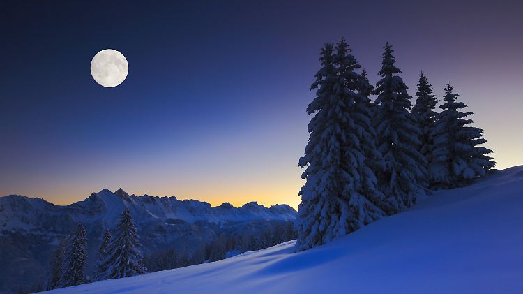 Romantik pur: Ein Vollmond zur Weihnachtszeit erwärmt die Herzen - wenn der Himmel klar ist.