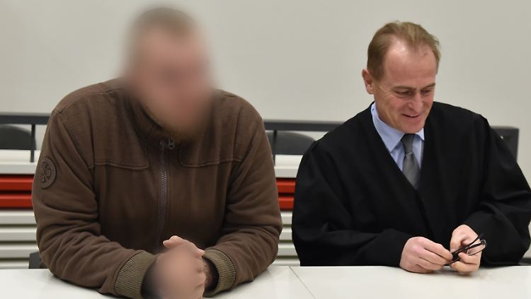Der Angeklagte (in der braunen Jacke) sitzt für die NPD im Kreistag.