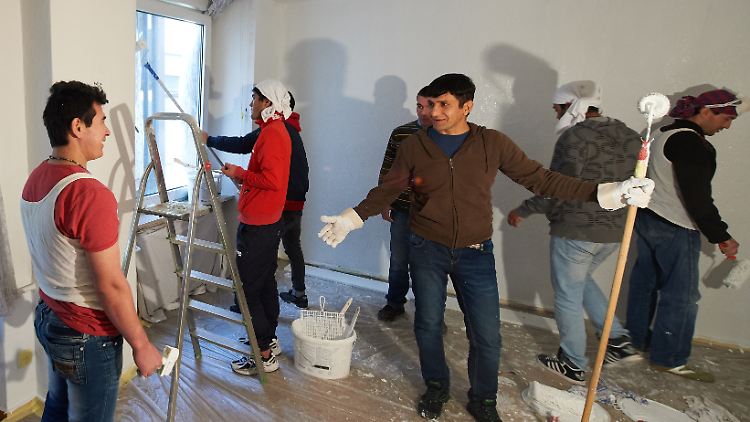 Flüchtlinge streichen in Altena (Nordrhein-Westfalen) eine Wohnung. 
