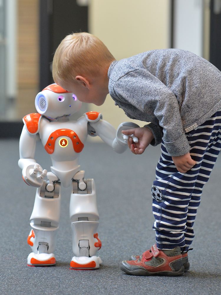 Wissenschaftler wollen herausfinden, ob sich "Nao" als Sprachtrainer für Kinder mit Sprachproblemen einsetzen lässt.