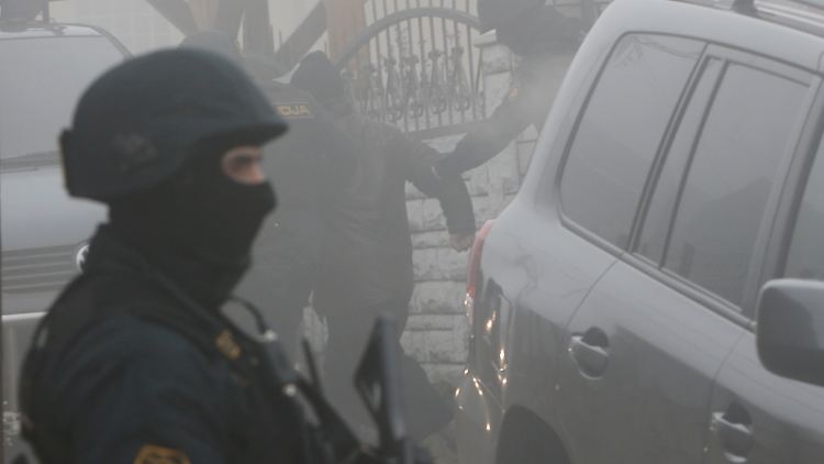 Zugriff im Morgengrauen: Bosnische Polizisten nehmen Islamisten in Sarajevo fest.