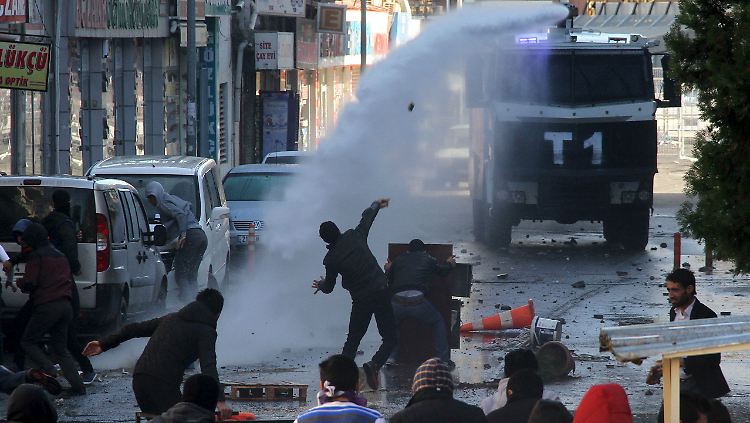 In Diyarbakir bewarfen kurdische Demonstranten mit Steinen die Polizei, die Wasserwerfer einsetzte.