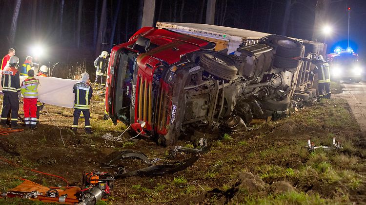 Der Fahrer des Lkw hatte Glück im Unglück: Er kam mit leichten Verletzungen davon.