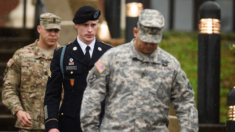 Bergdahl verlässt das Gericht.