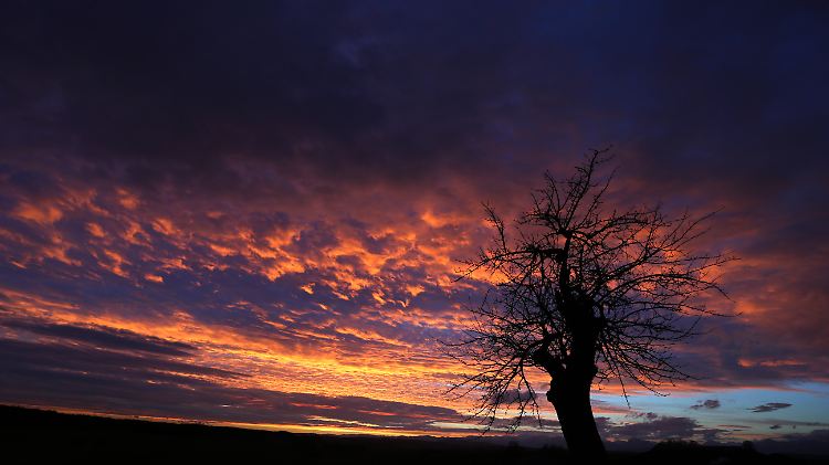 Morgenrot über den Alpen: In der Nacht vom 2. zum 3. Januar eilt die Erde um Mitternacht durch ihren sonnennächsten Bahnpunkt.