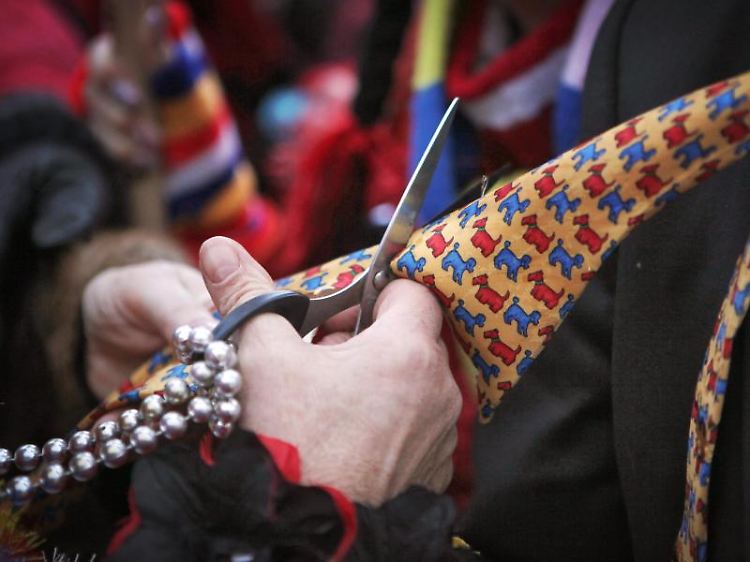 An Weiberfastnacht ist es vielerorts Brauch, das Närrinnen bei Männern den Schlips kürzen. Ein Arbeitnehmer, der sich gewaltsam widersetzte, verlor dadurch seinen Job.