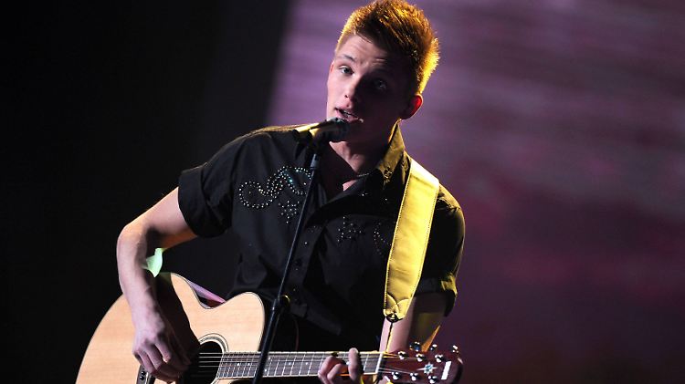 2011 sang er mit Gitarre bei DSDS: Christopher Schwab.