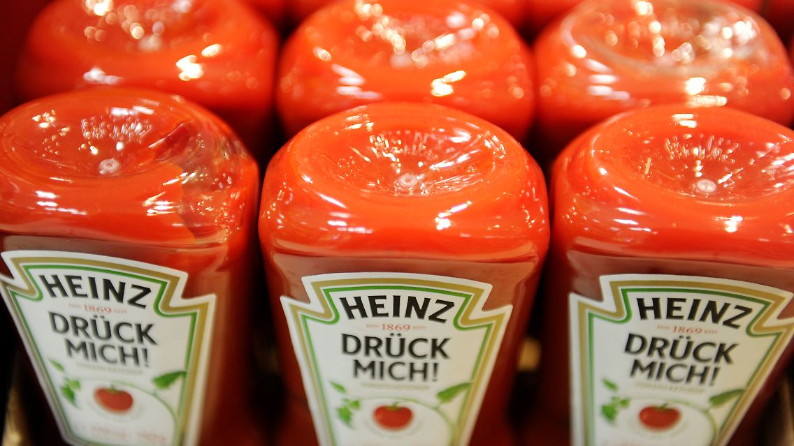 Die Pannen der Werbebranchen sorgen alle Jahre wieder für Spott. Den Vogel dürfte die Marke Heinz abgeschossen haben. Ein QR-Code auf ihrer Ketchup-Flasche führte nicht auf die Aktionsseite "Sag's mit Heinz", sondern auf eine Porno-Seite. Sexspielchen statt Ketchup - der betroffene Kunde beschwerte sich sogleich bei Facebook.