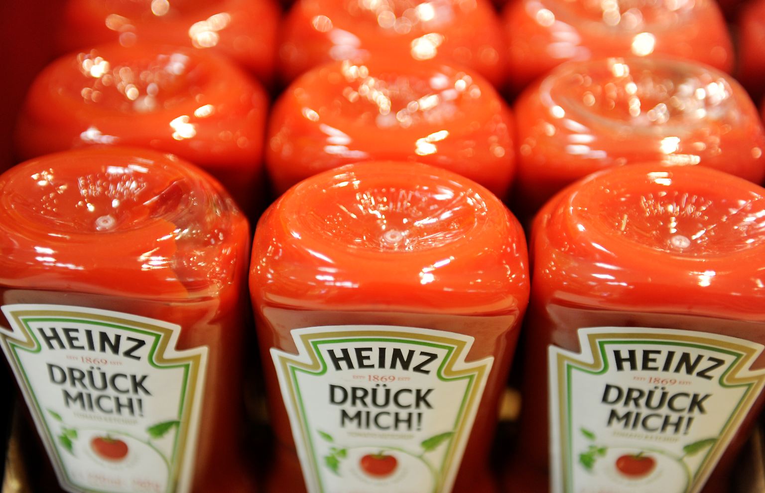 Die Pannen der Werbebranchen sorgen alle Jahre wieder für Spott. Den Vogel dürfte die Marke Heinz abgeschossen haben. Ein QR-Code auf ihrer Ketchup-Flasche führte nicht auf die Aktionsseite "Sag's mit Heinz", sondern auf eine Porno-Seite. Sexspielchen statt Ketchup - der betroffene Kunde beschwerte sich sogleich bei Facebook.