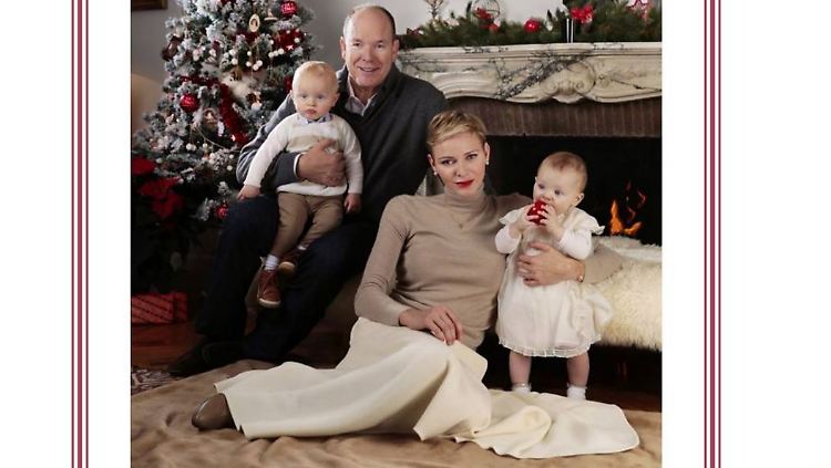 Fürst Albert II. und seine Frau Charlène posieren mit ihren einjährigen Zwillingen vor einem edlen Weihnachtsbaum.