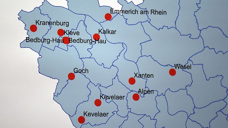 Auf einer Karte des Landeskriminalamtes NRW markieren rote Punkte die Tatorte.