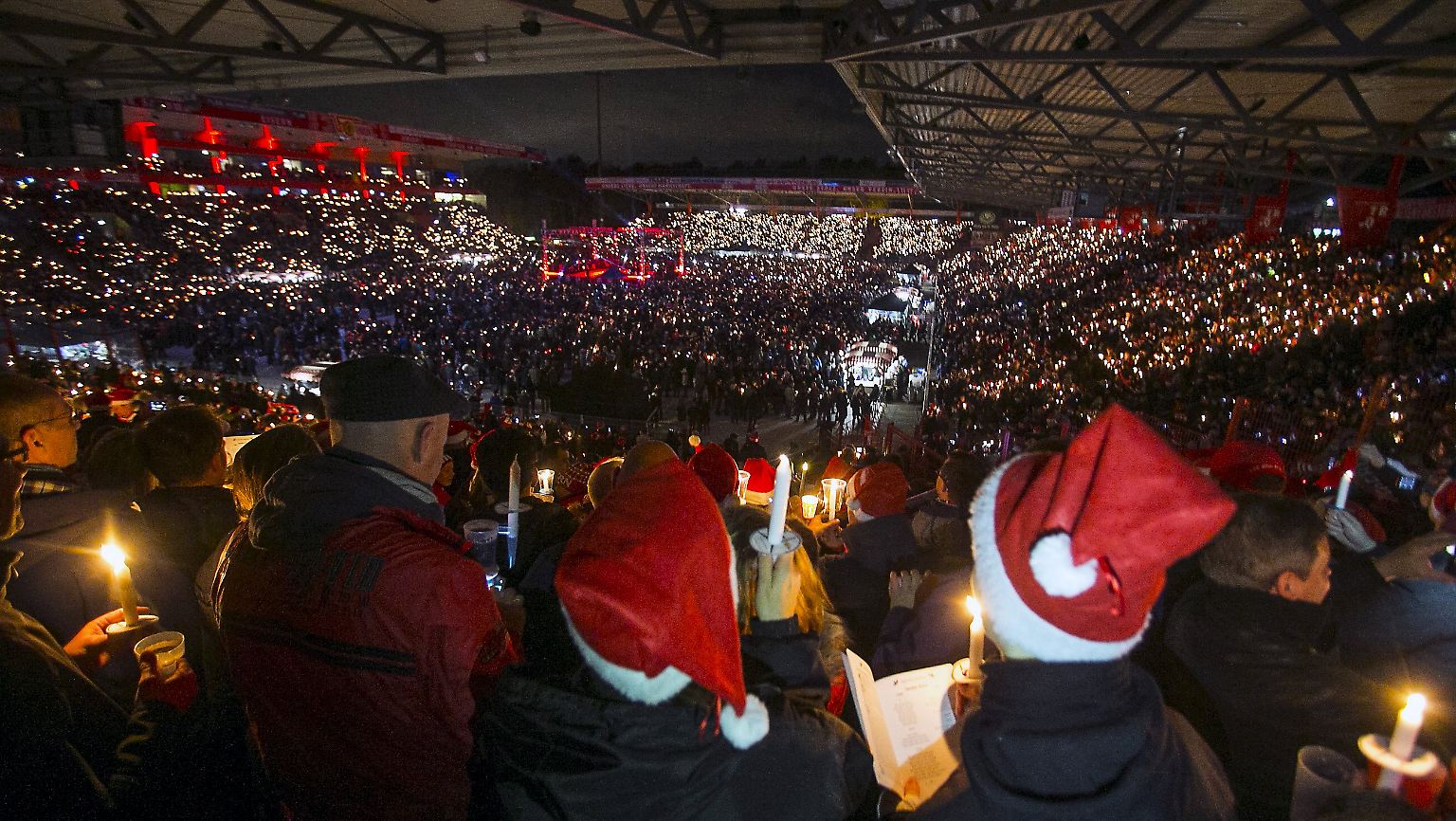 Rückblick auf das vergangene Weihnachtssingen des Fußball-Zweitligisten 1. FC Union Berlin im Jahr 2016: 28.500 Fans sorgten für Gänsehaut-Atmosphäre im Stadion.