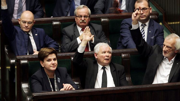 Polens neue Ministerpräsidentin Beata Szydlo bei der Parlamentsdebatte zum Verfassungsgericht.