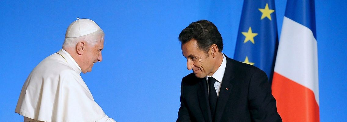 Papst Benedict XVI (l) und Frankreichs Staatschefs Nicolas Sarkozy während eines Treffens im Elysee Palast in Paris (Archivfoto vom 12.09.2010).