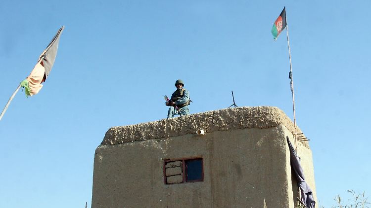 Ein afghanischer Soldat bewacht den Kontrollpunkt im Bezirk Nad Ali der Helmand-Provinz.
