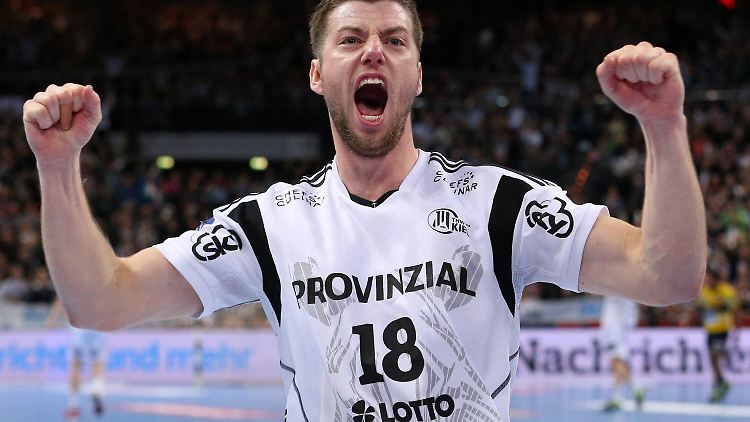 Niclas Ekberg jubelt ein Tor des THW.