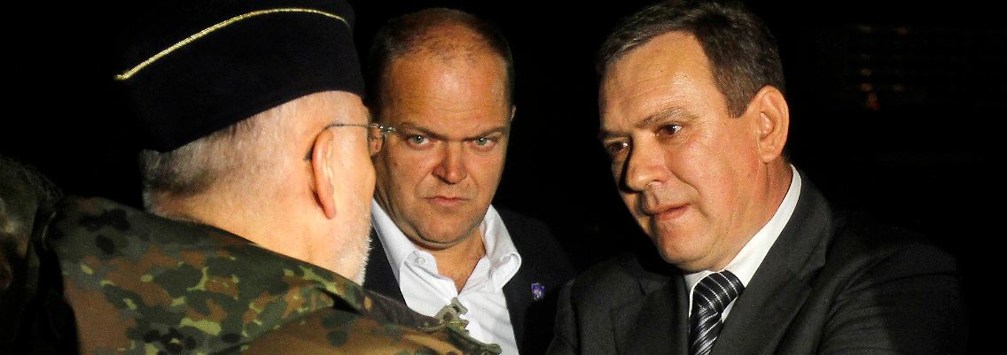 Goran Bogdanovic, Kosovo-Minister in der serbischen Regierung (MItte), spricht von "Okkupation".