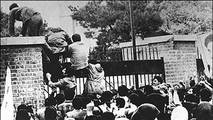 Iranische Studenten stürmen im November 1979 die US-Botschaft.