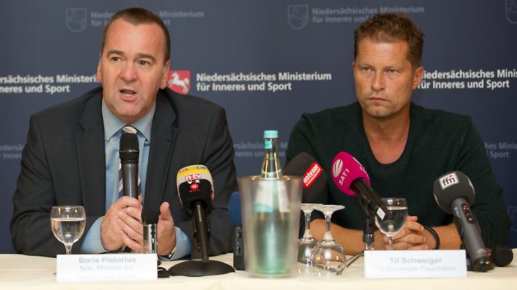 Niedersachsens Innenminister Boris Pistorius ist voll des Lobes über Til Schwieger.