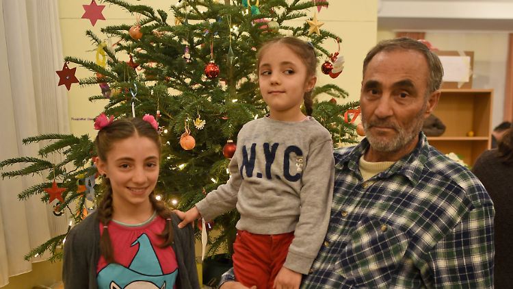 Syrische Flüchtlinge feiern in einem Flüchtlingsheim in Bonn Weihnachten.