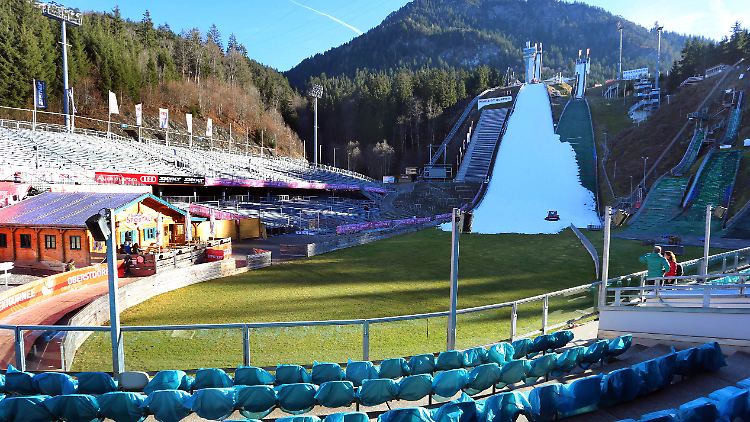 Die Vierschanzentournee steht bevor und Schnee ist nicht in Sicht. An der Schattenbergschanze in Oberstdorf haben die Organisatoren eine 30 Zentimeter hohe Schneeschicht auftragen lassen. 