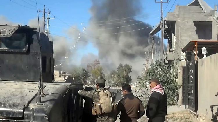 In Ramadi steigt von den Stellungen der IS-Terrormilizen Rauch auf.
