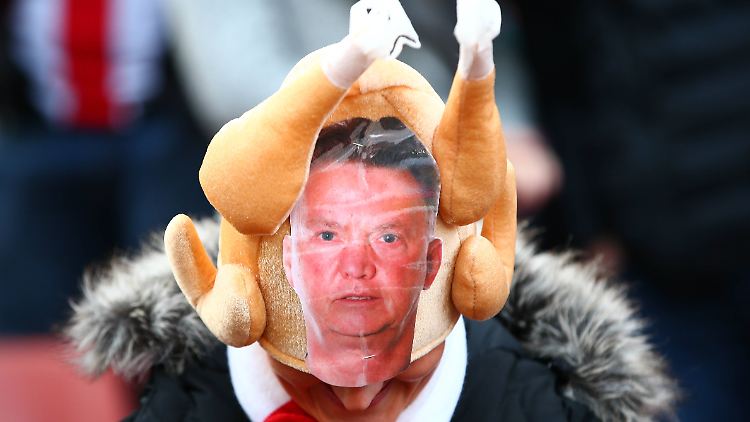 Ein Stoke-Fan zeigte mit seiner Kopfbedeckung, wie er über die Zukunft van Gaals denkt.