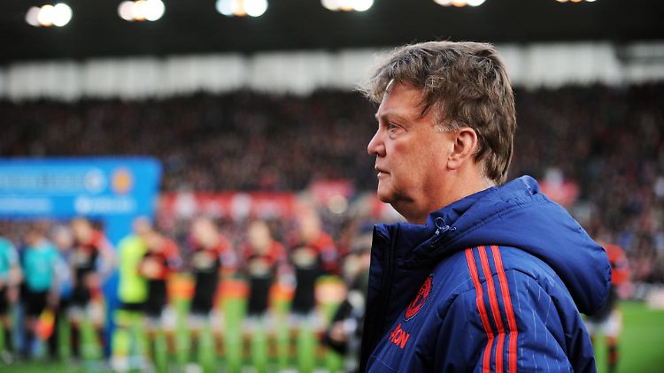 Die Niederlagen schmerzen: Louis van Gaal auf dem Rasen.