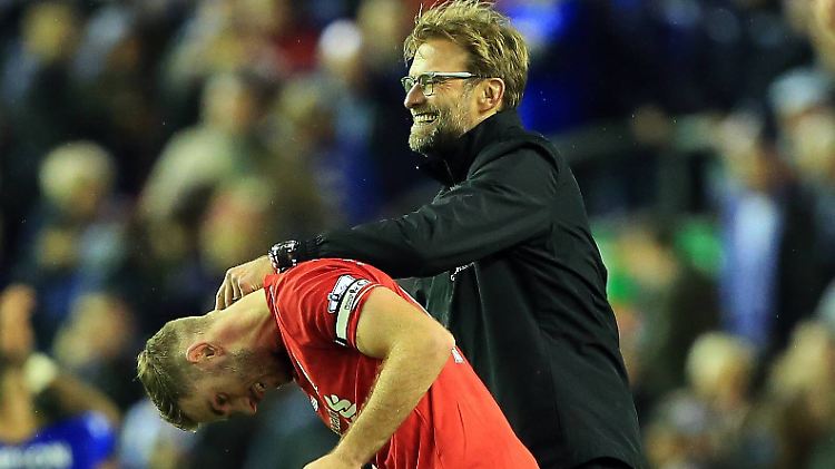 Diese kleinen Racker! Ex-BVB-Trainer Jürgen Klopp hat mit seinen Liverpooler Jungs (hier Jordan Henderson) sichtlich Spaß. 