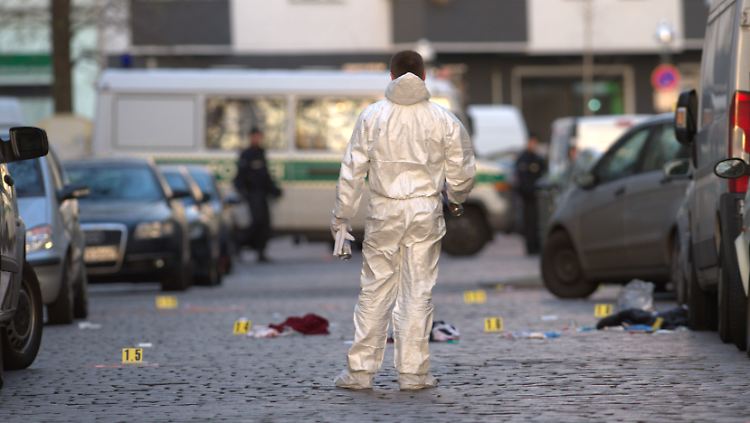 Die Polizei sichert Spuren am Tatort.