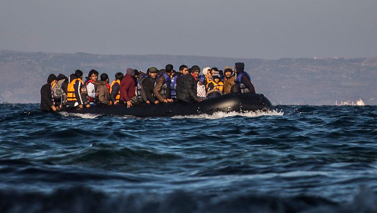 Flüchtlinge erreichen die griechische Insel Lesbos, sie waren an der türkische Küste gestartet.