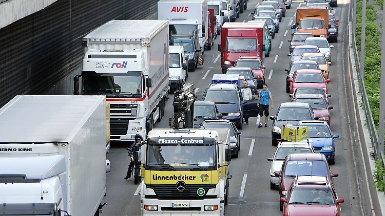 Staus und Streß: Bahnfahrer sparen viel Geld und Nerven bei der Fahrt zum Arbeitsplatz.