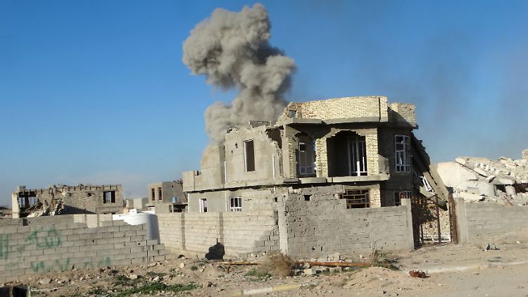 Seit Tagen kommen Bilder voller Rauchwolken aus Ramadi. Hier ein Haus nach einem Luftangriff.