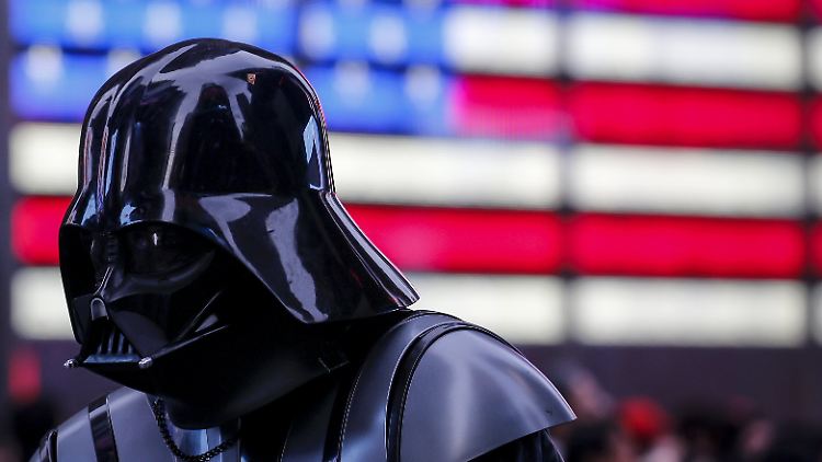 Wie dieser Mann mit Maske marschiert der neue "Star Wars"-Film eiskalt an allen alten Kassenerfolgen vorbei.