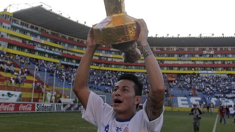 Glücklichere Zeiten: Pacheco 2011 nach dem Gewinn des Apertura Cups