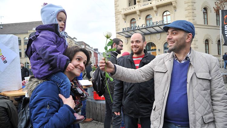 Eine Geste für Milliarden: In Saarbrücken bedanken sich Flüchtlinge symbolisch für die Aufnahmebereitschaft in Deutschland. 