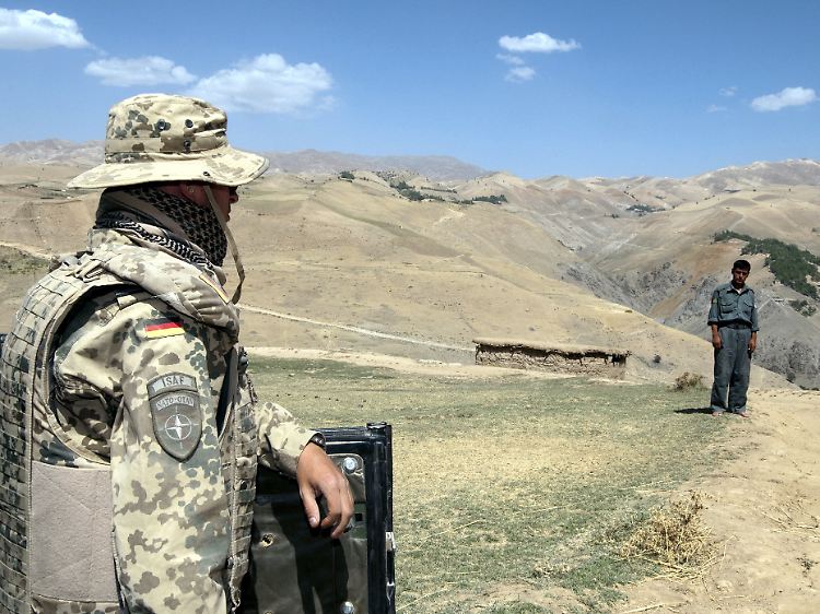 Ein deutscher Soldat der ISAF-Truppe beobachtet nahe dem Dorf Yafta-e-Sofla in Afghanistan das Gelände.