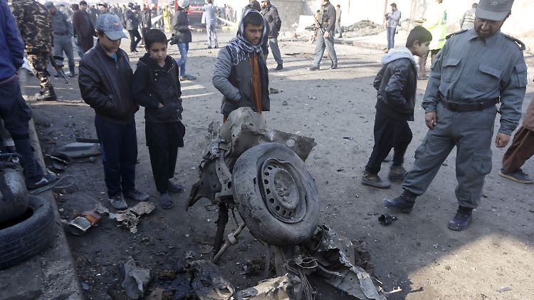 Terror in Kabul: Ein Attentäter hat einen Sprengstoffgürtel auf einer Straße zum Flughafen gezündet.