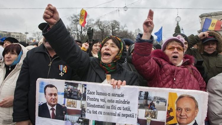 Seit Monaten fordern Moldauer bei regelmäßigen Demonstrationen Rechenschaft von ihren Politikern über die verschwundenen Gelder.