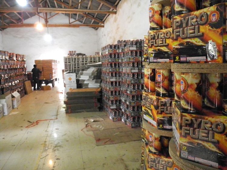 In den Lagern der Feuerwerksfabriken in Liuyang stapeln sich die Feuerwerkskisten.