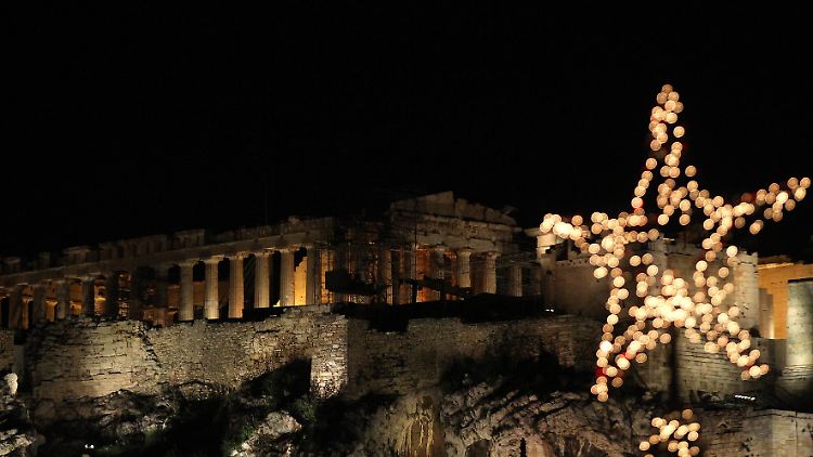 Trotz festlicher Beleuchtung in Athen kommt bei den Einzelhändlern keine Feststimmung auf. 