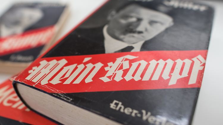 Eine historische Ausgabe von Adolf Hitlers "Mein Kampf", zu sehen beim Institut für Zeitgeschichte in München