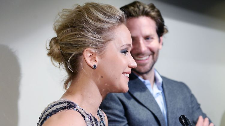 Hier lacht er noch, doch wenn Jennifer Lawrence das Wort ergreift, sollte sich Bradley Cooper hüten.