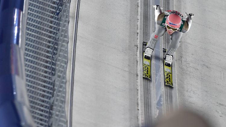 Severin Freund zeigte im Qualifikationsdurchgang in Oberstdorf die zweitbeste Weite.