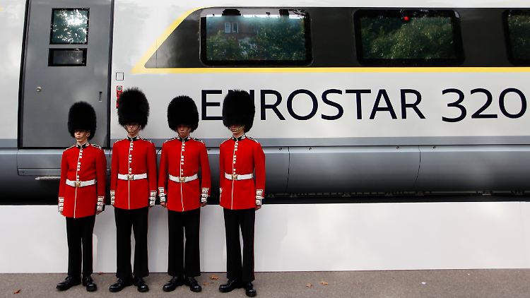 Immer recht freundlich bleiben: Vier Soldaten der Scot's Guards posieren vor einem Eurostar-Zug.