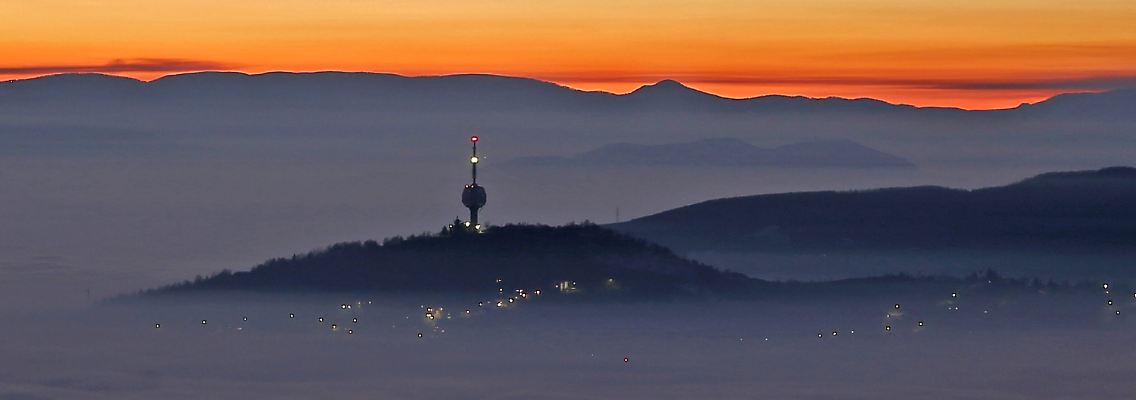 Der Fernsehturm von Sarajewo ragt aus einem Meer von Smog heraus.