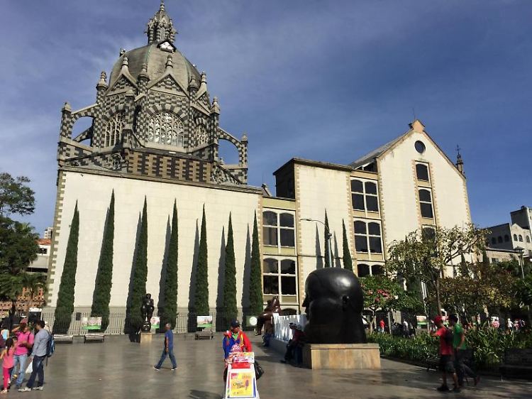 Der zerstörte Bronzevogel auf dem San-Antonio-Platz in Medellín erinnert als Mahnmal an die finstere Zeit der Drogenkriege in der Stadt.