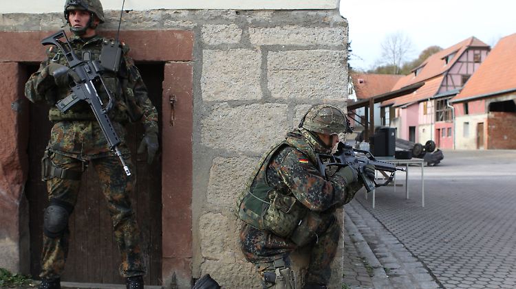 Bundeswehrsoldaten üben 2010 den Häuserkampf im bayrischen Hammelburg.